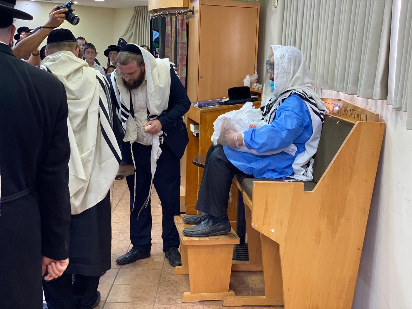 התרגשות במלונית: האבא התמגן ושימש סנדק בברית לבנו