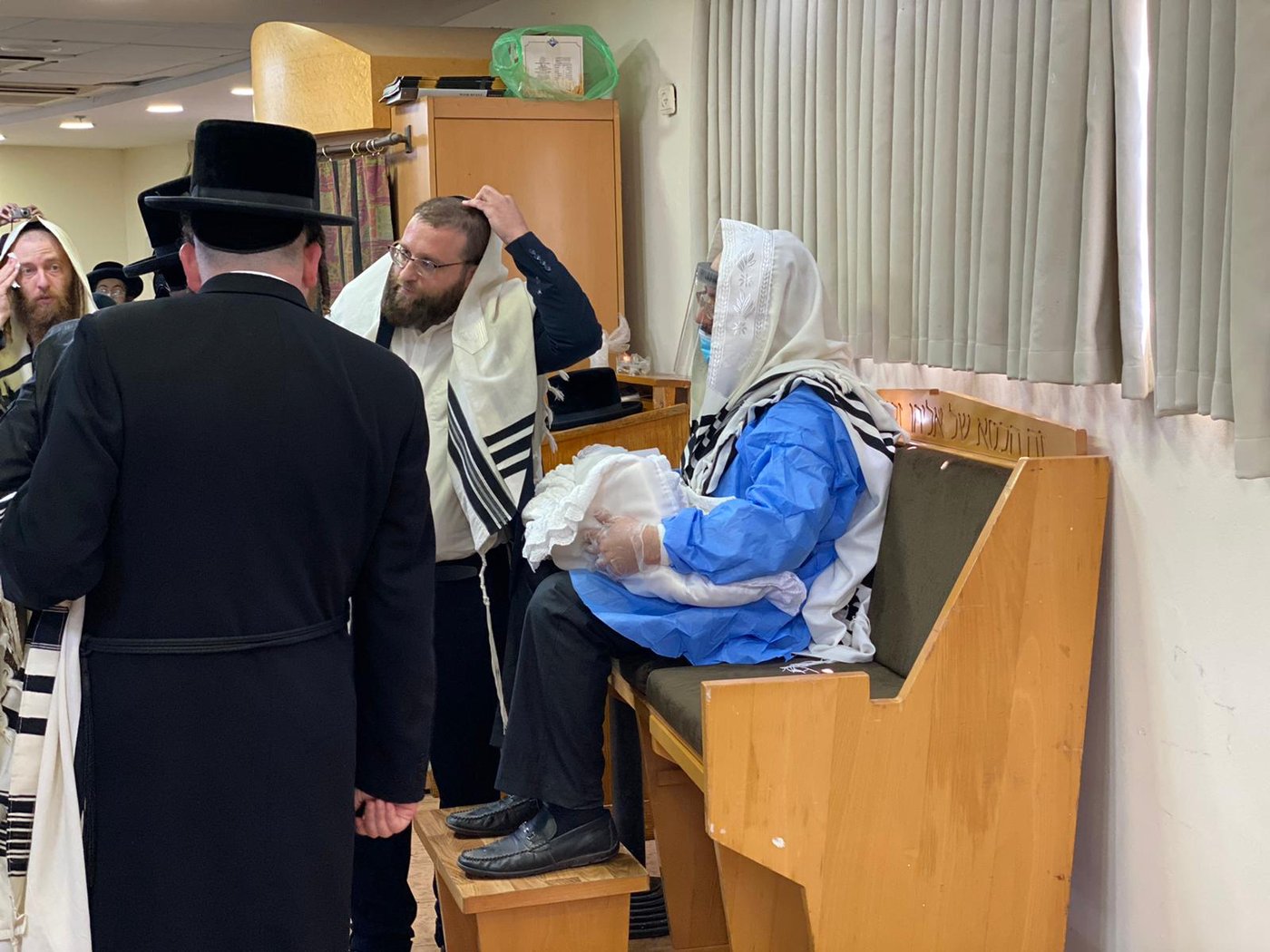 התרגשות במלונית: האבא התמגן ושימש סנדק בברית לבנו
