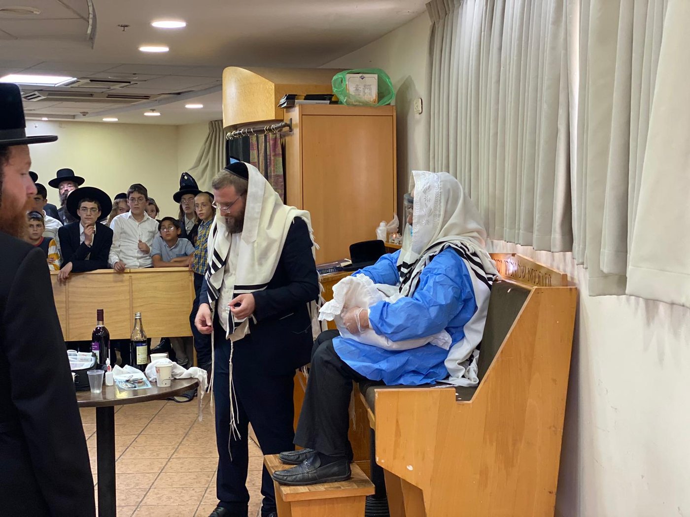התרגשות במלונית: האבא התמגן ושימש סנדק בברית לבנו