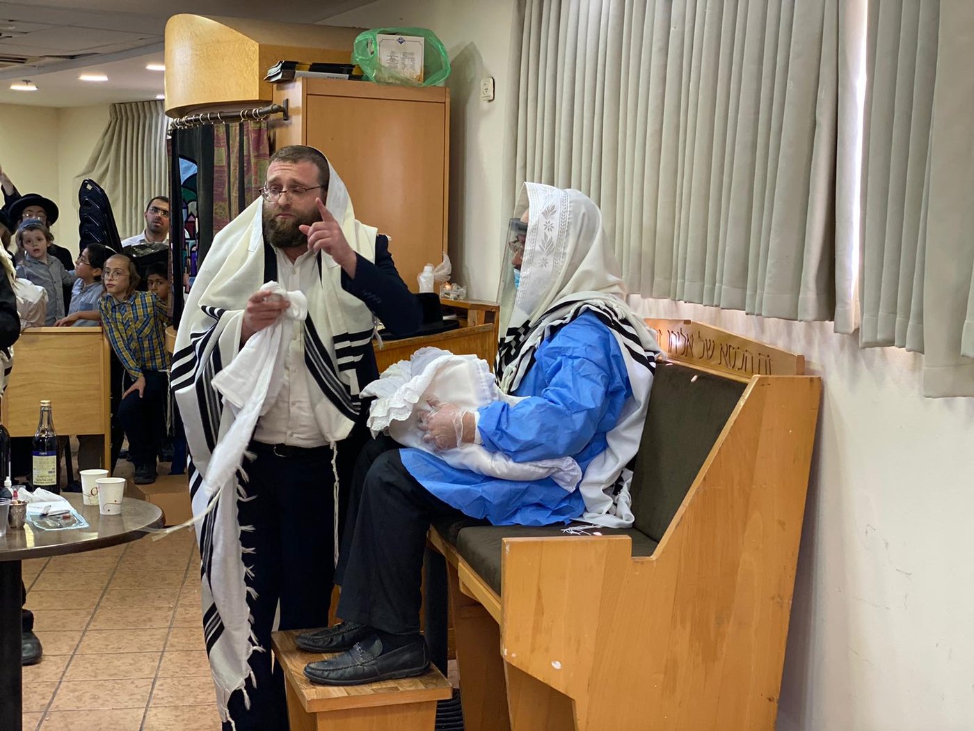התרגשות במלונית: האבא התמגן ושימש סנדק בברית לבנו