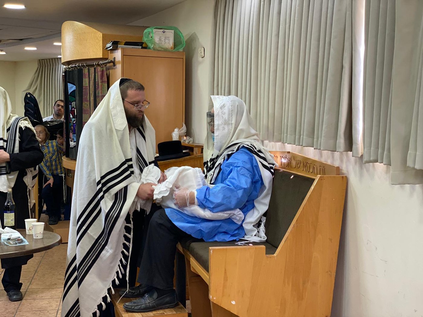 התרגשות במלונית: האבא התמגן ושימש סנדק בברית לבנו
