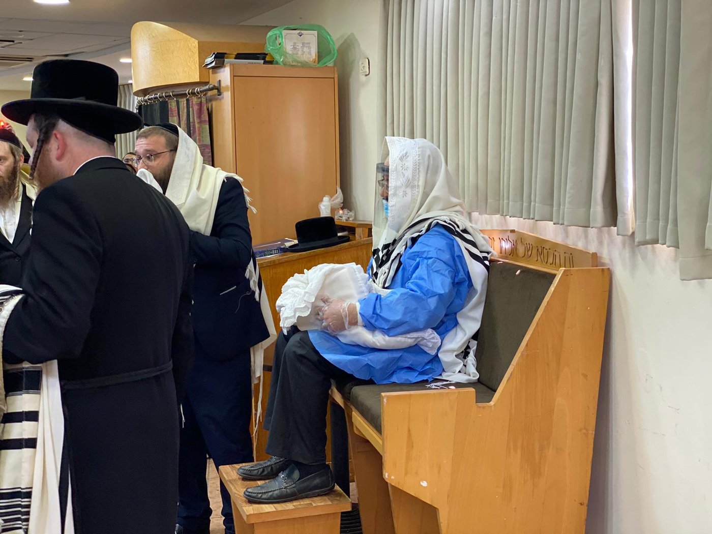 התרגשות במלונית: האבא התמגן ושימש סנדק בברית לבנו