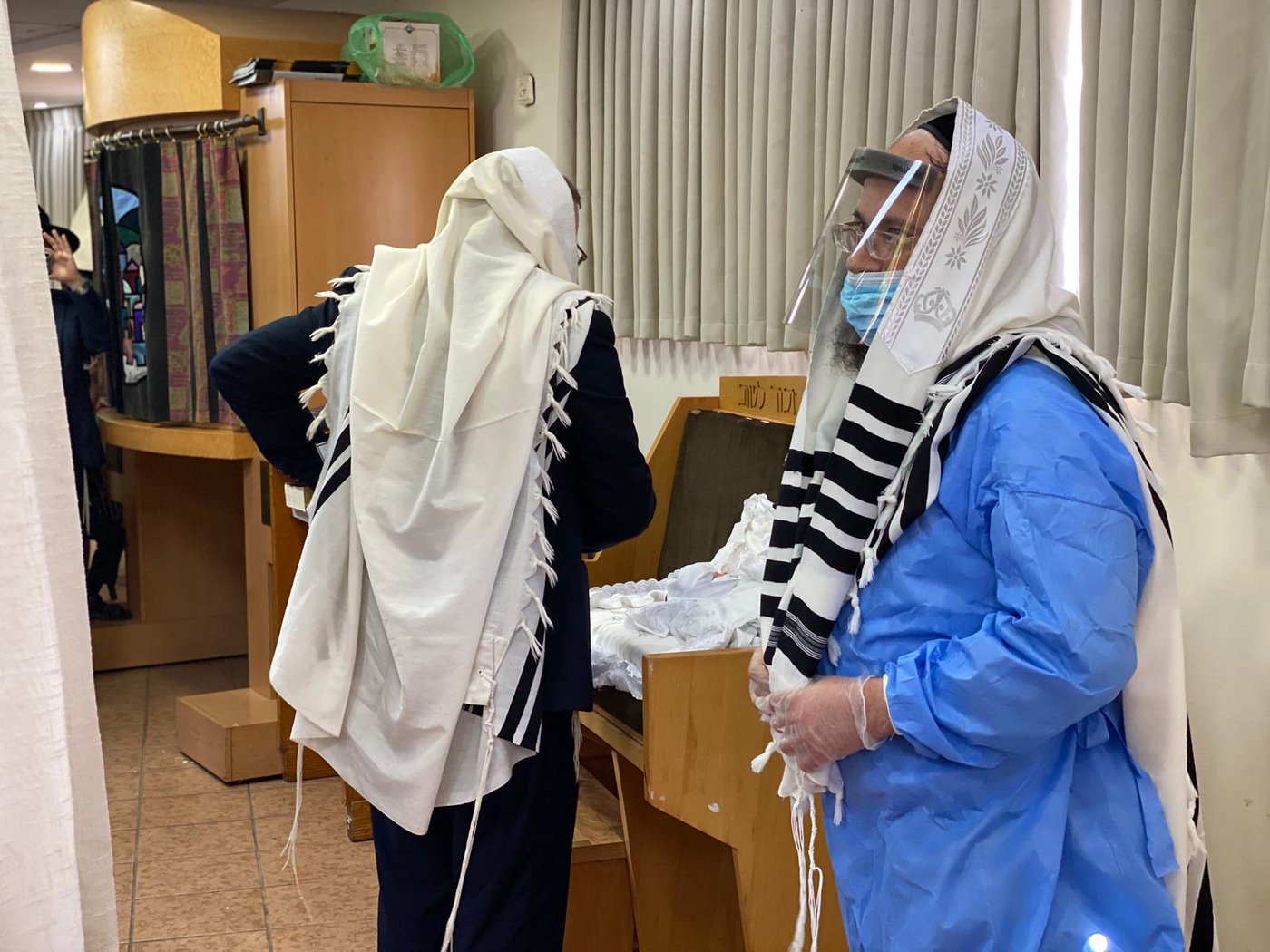 התרגשות במלונית: האבא התמגן ושימש סנדק בברית לבנו