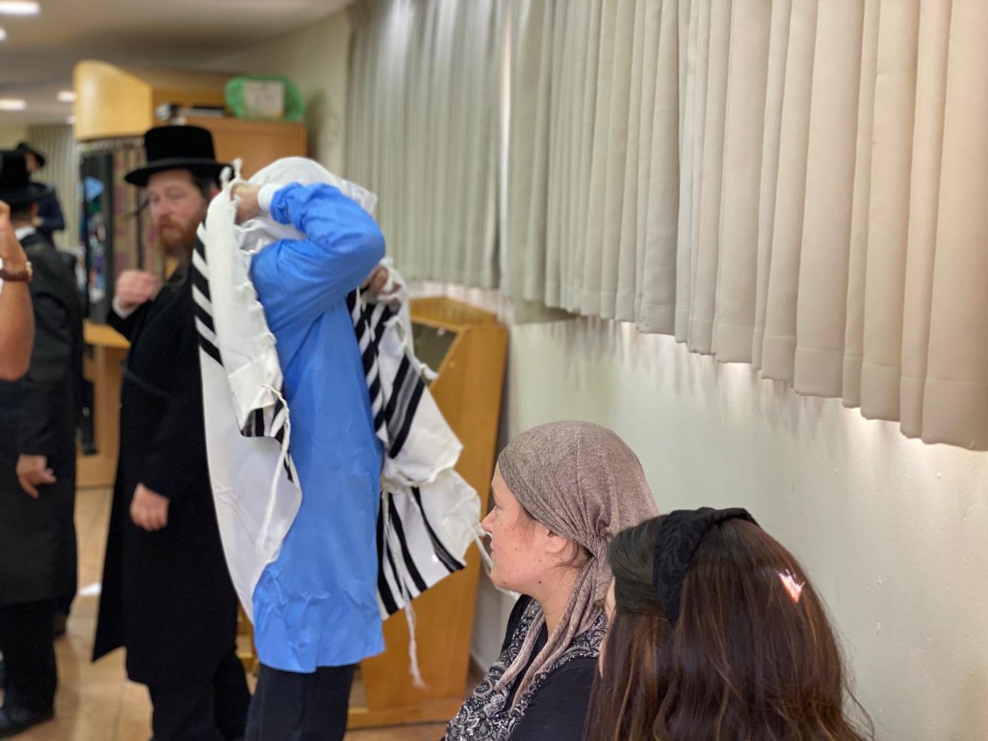 התרגשות במלונית: האבא התמגן ושימש סנדק בברית לבנו