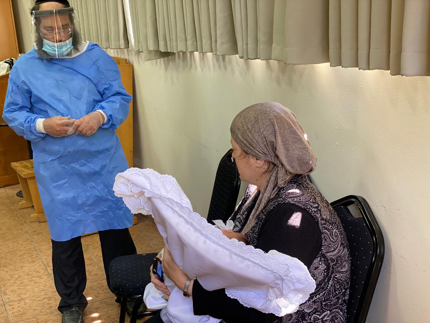 התרגשות במלונית: האבא התמגן ושימש סנדק בברית לבנו