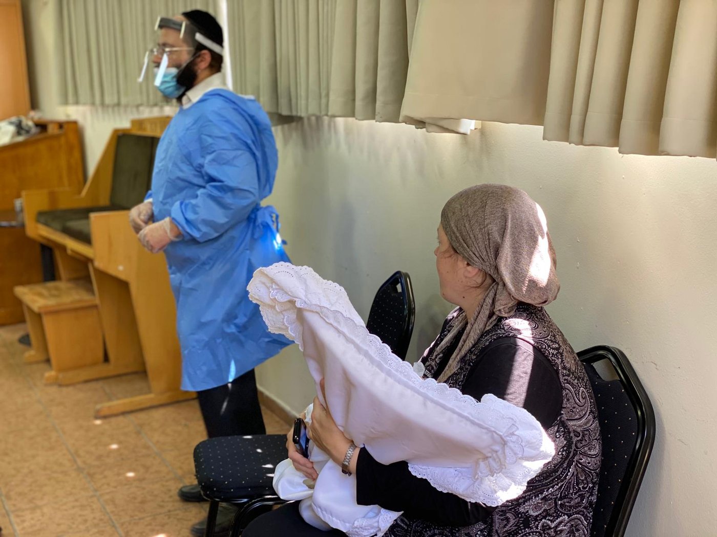 התרגשות במלונית: האבא התמגן ושימש סנדק בברית לבנו