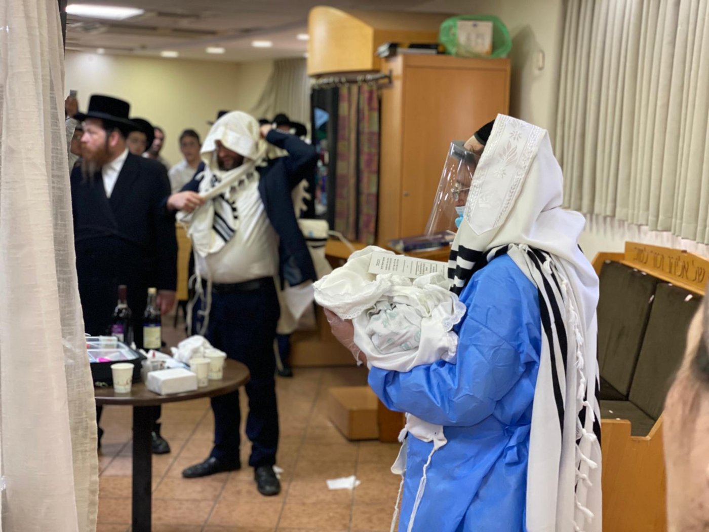 התרגשות במלונית: האבא התמגן ושימש סנדק בברית לבנו
