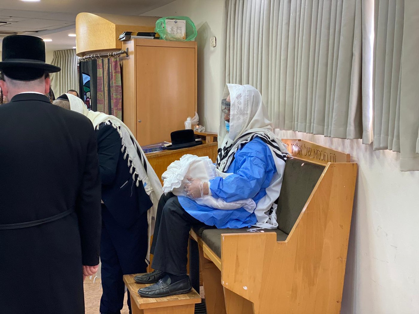התרגשות במלונית: האבא התמגן ושימש סנדק בברית לבנו