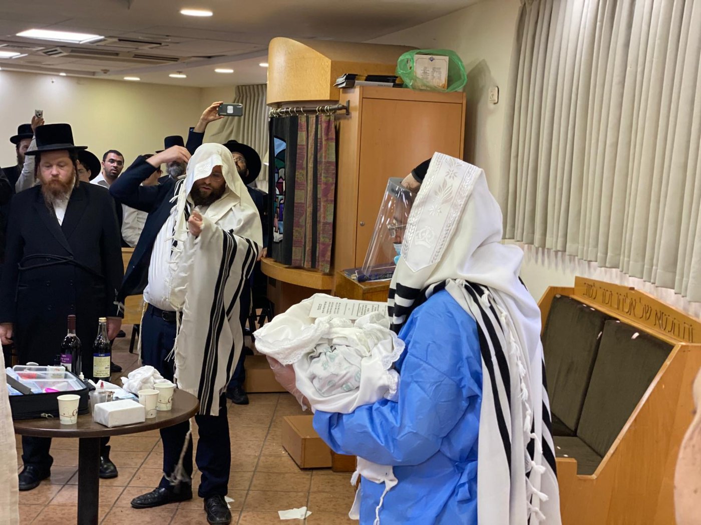 התרגשות במלונית: האבא התמגן ושימש סנדק בברית לבנו