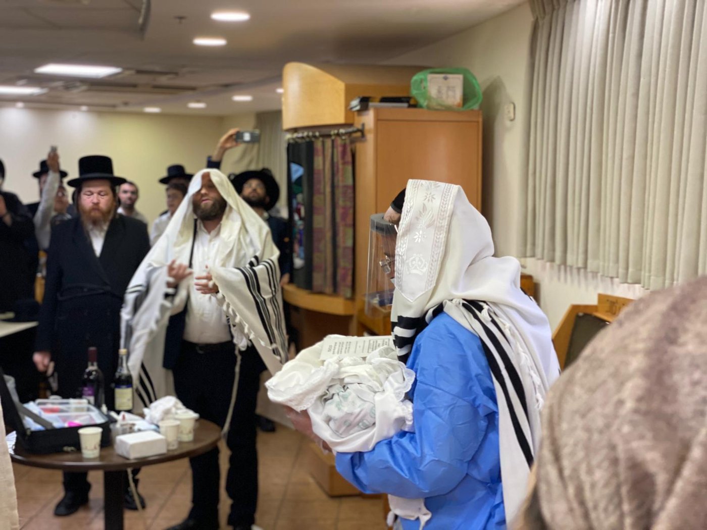 התרגשות במלונית: האבא התמגן ושימש סנדק בברית לבנו