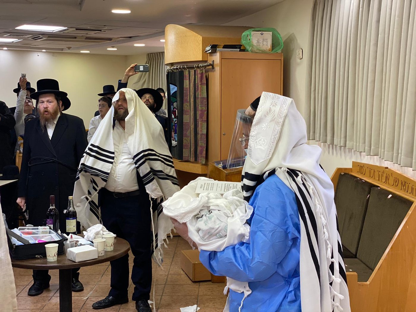 התרגשות במלונית: האבא התמגן ושימש סנדק בברית לבנו