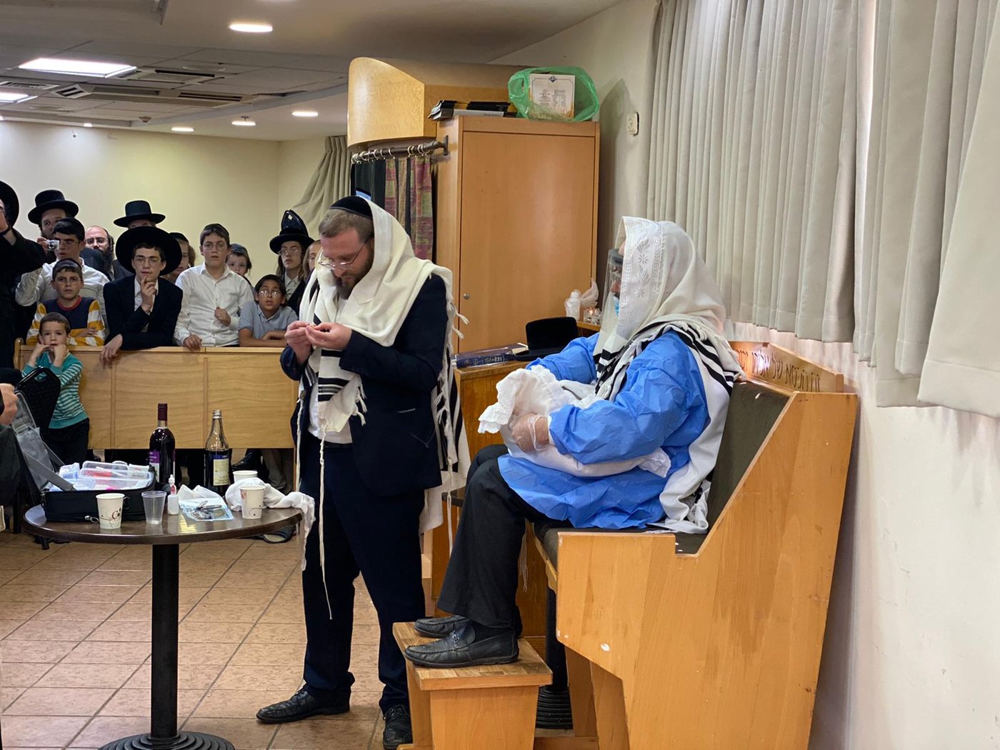 התרגשות במלונית: האבא התמגן ושימש סנדק בברית לבנו