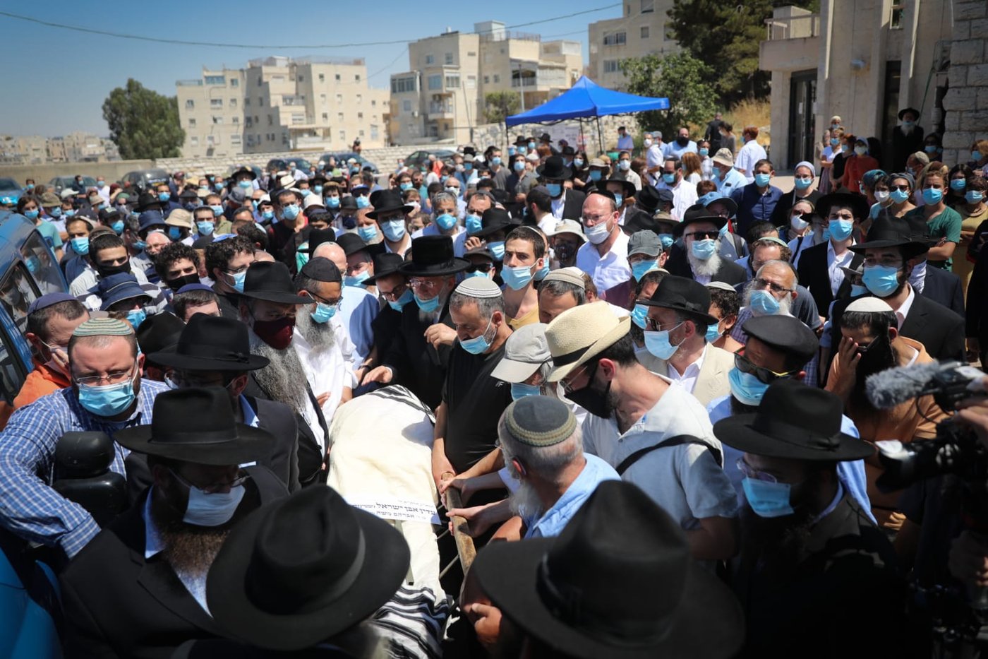 הנגיש את התורה: הגה"ח הרב שטיינזלץ נטמן בהר הזיתים