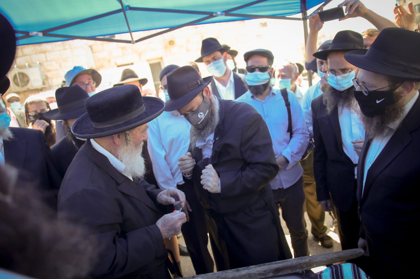 הנגיש את התורה: הגה"ח הרב שטיינזלץ נטמן בהר הזיתים