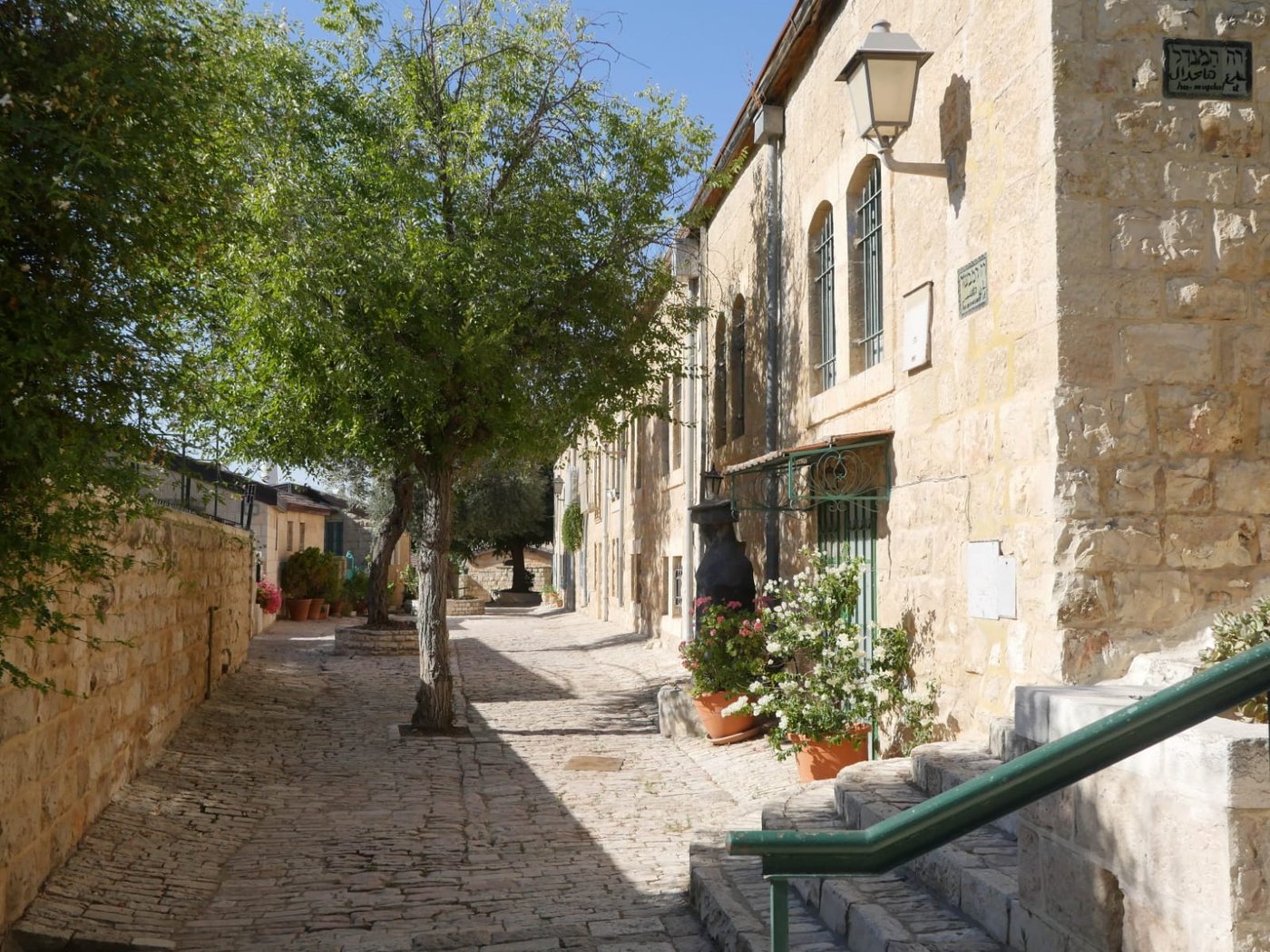 סיור שונה בשכונה הציורית 'ימין משה' • צפו
