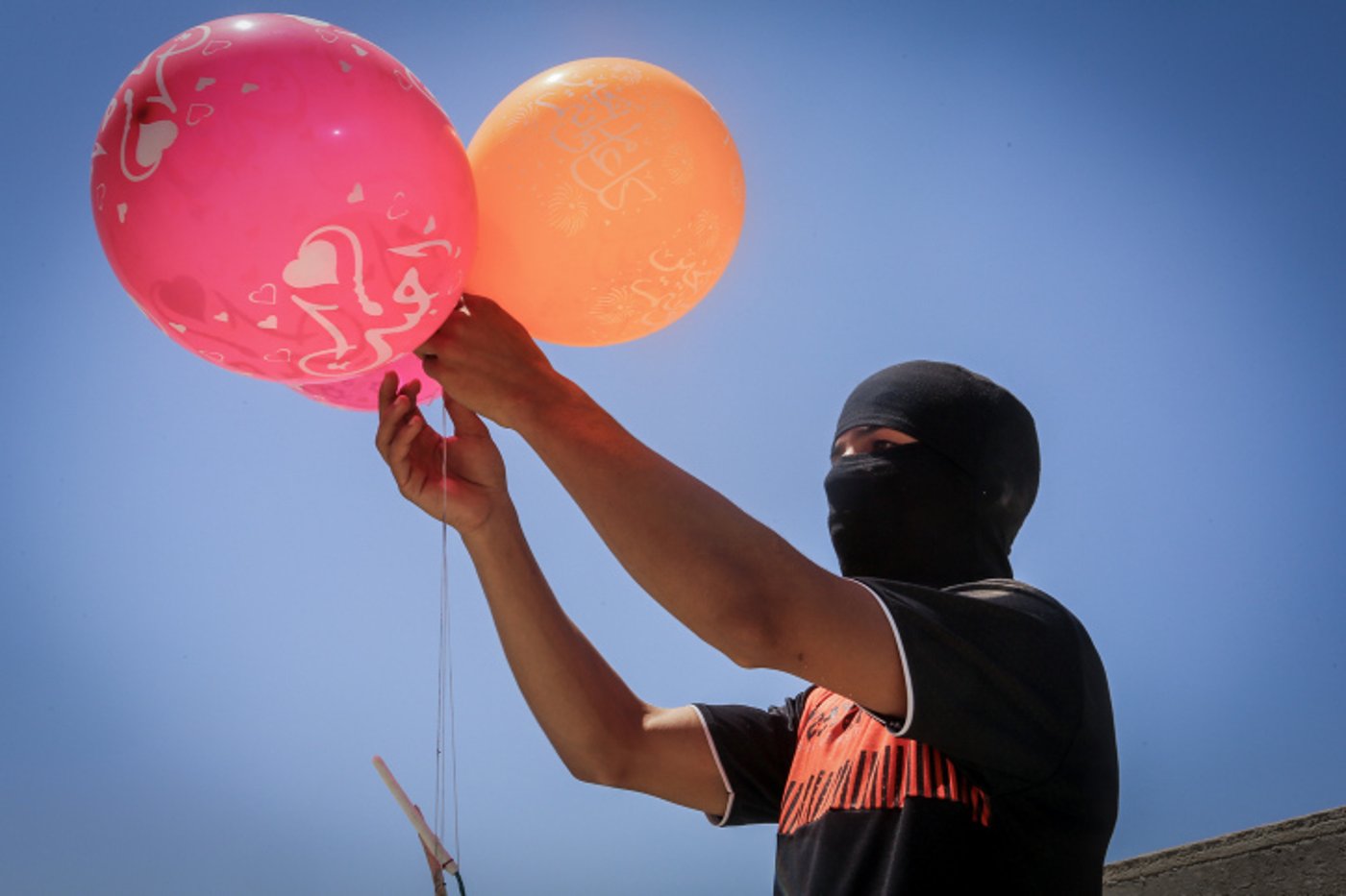 בצל ההסלמה: כך מכינים את בלוני התבערה