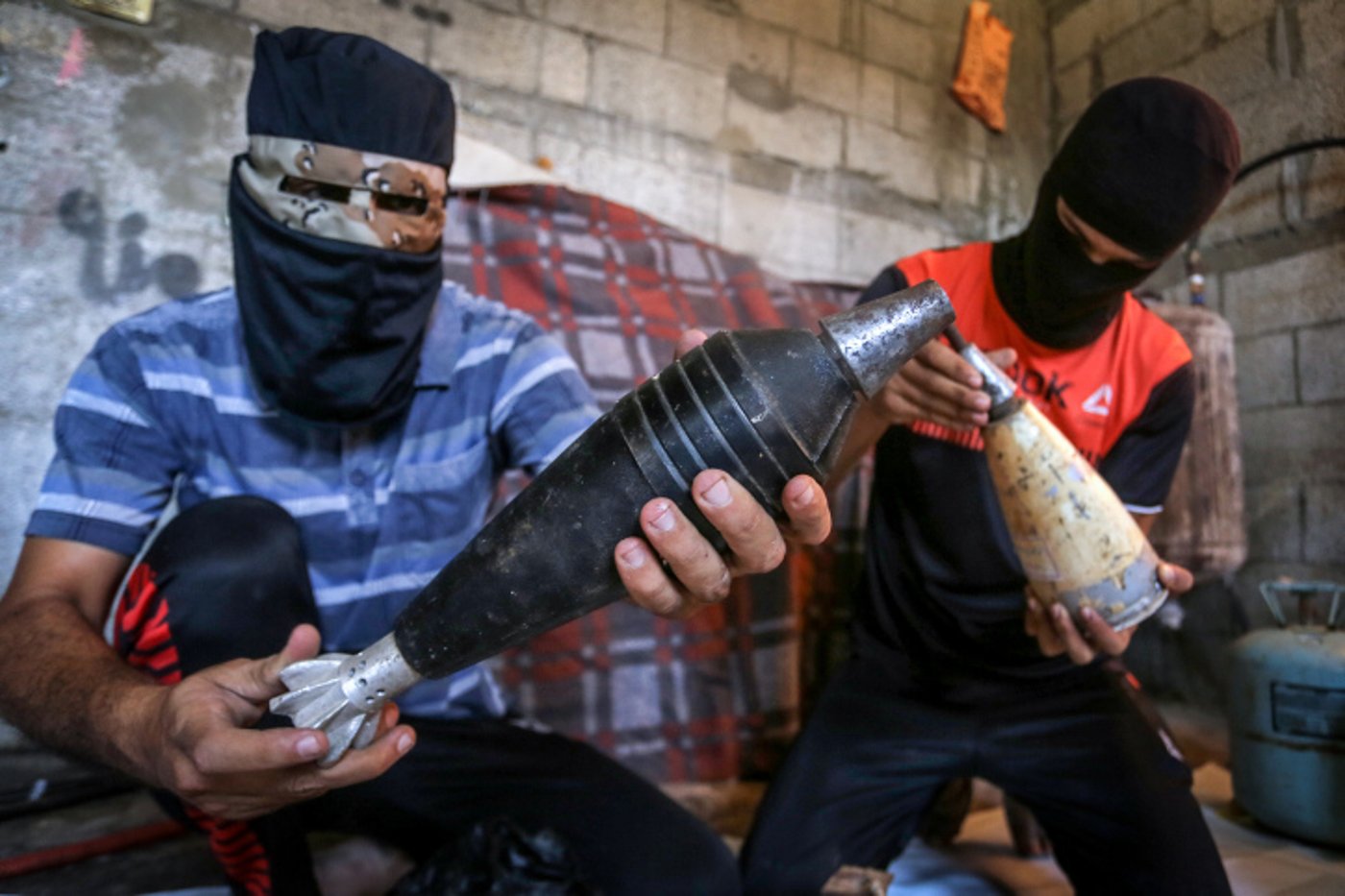 בצל ההסלמה: כך מכינים את בלוני התבערה