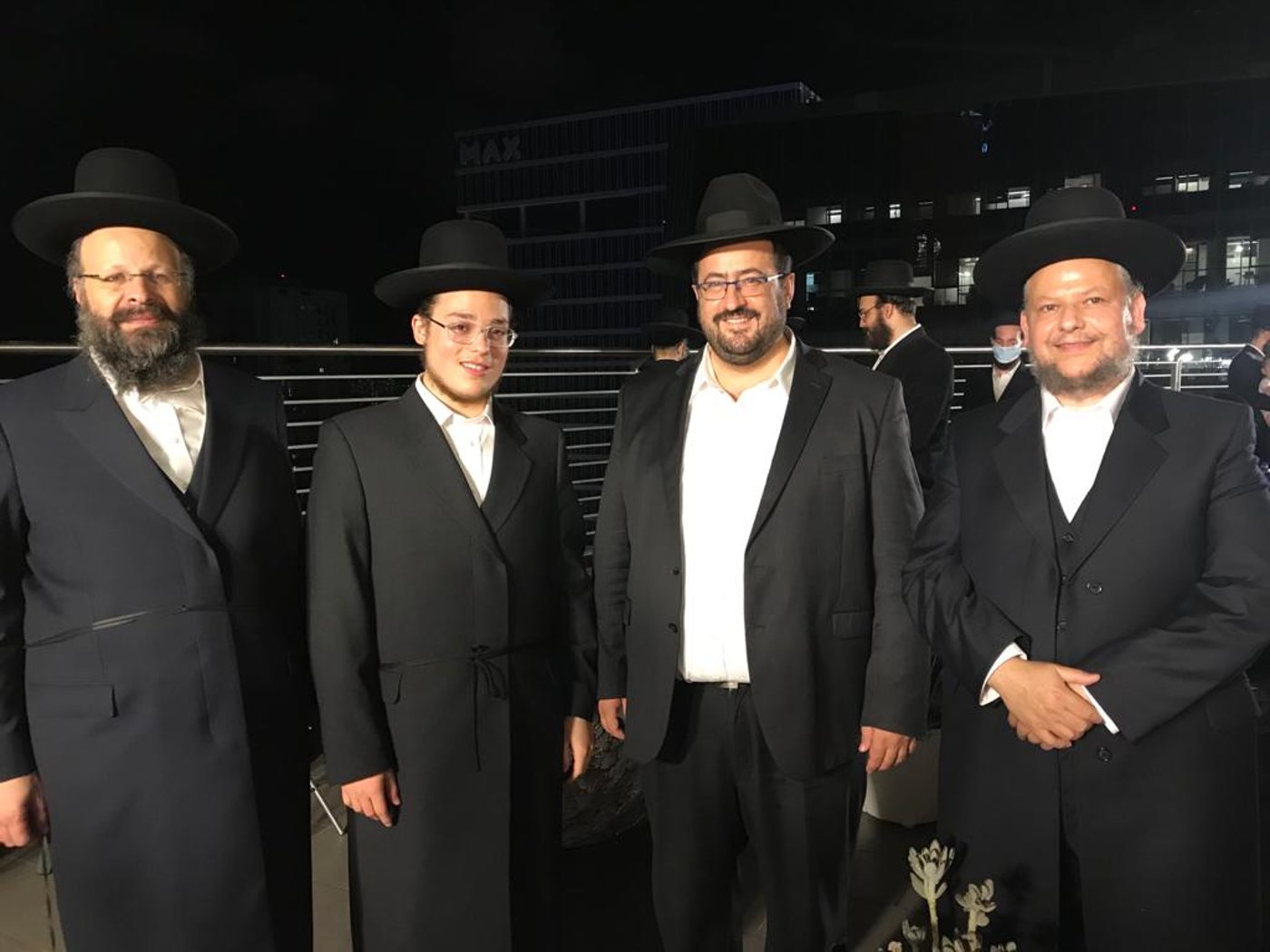 אחרי שהחלים מהקורונה: החזן איצ'ה מאיר הלפגוט אירס את בנו • צפו