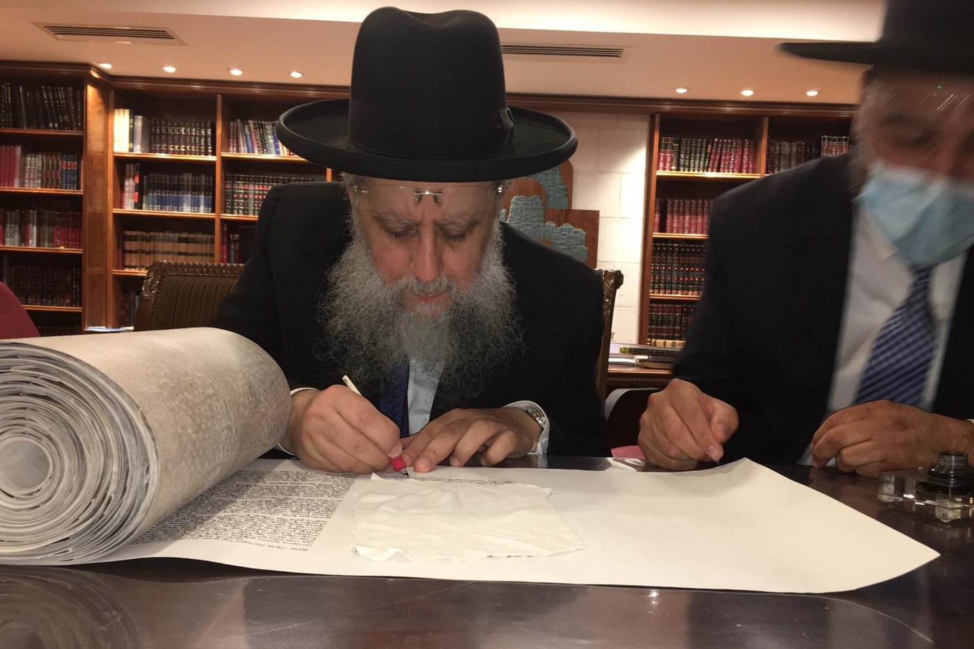 משפחת אזולאי כתבה ס"ת לע"נ אביהם ר' דוד אזולאי ז"ל