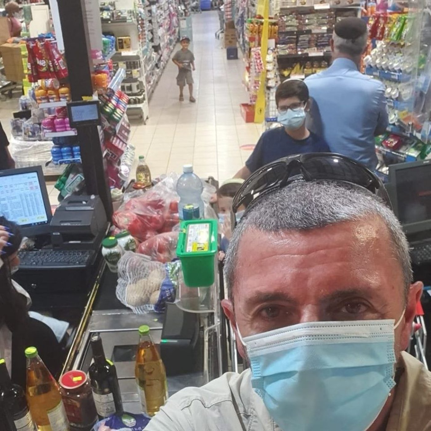 השר רפי פרץ החלים מקורונה ויצא לשופינג