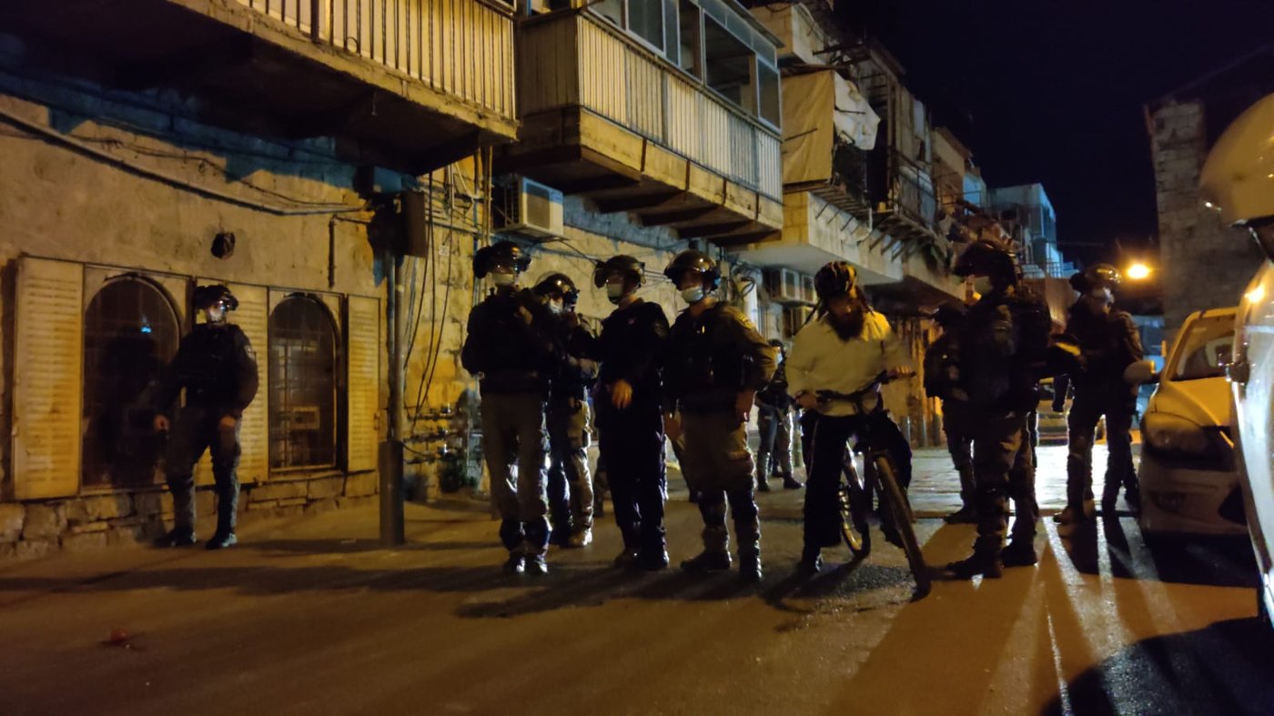 באישון לילה: שוטרים פשטו על ביתו של ישראל מאיר הירש