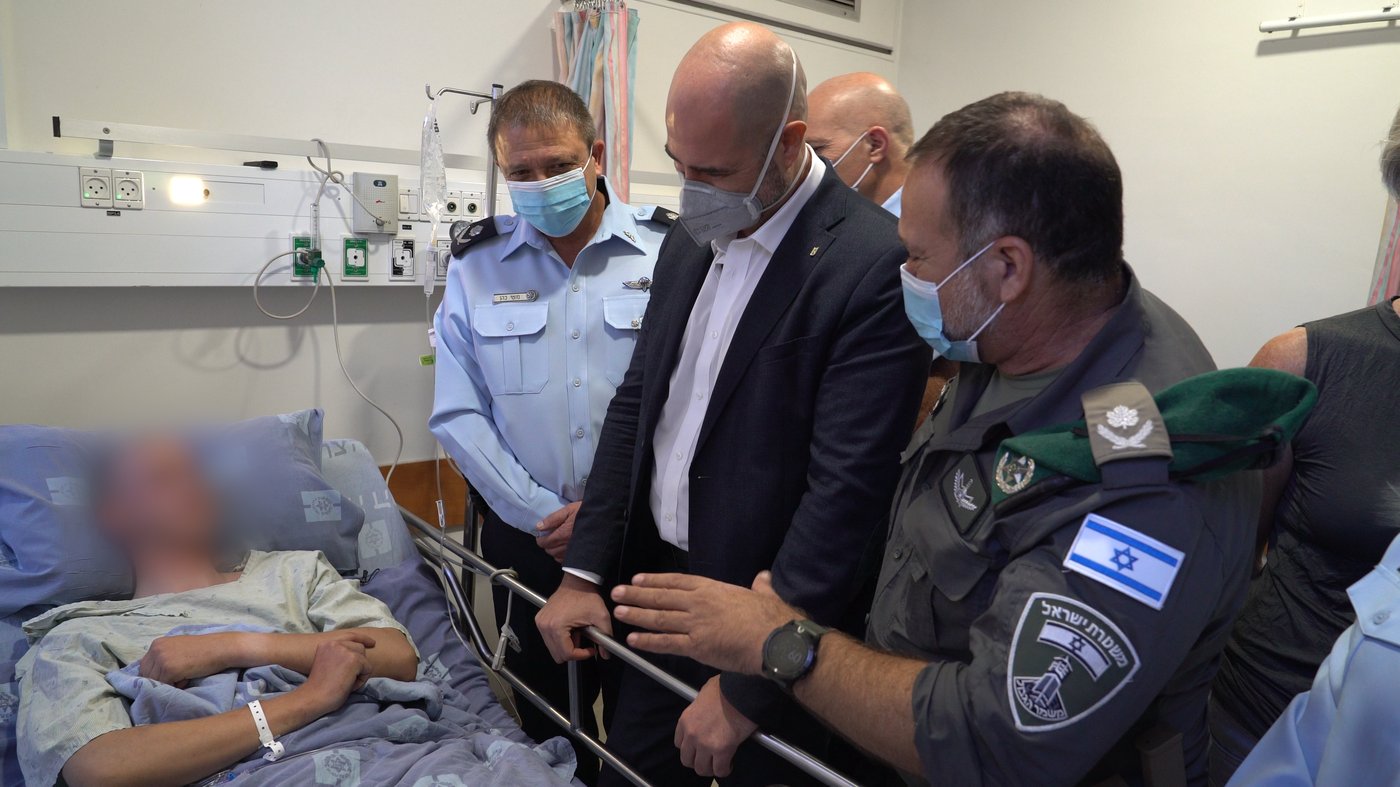 השוטר שנפצע: 'חשבתי מה אעשה עם מחבל - ואז נדקרתי'