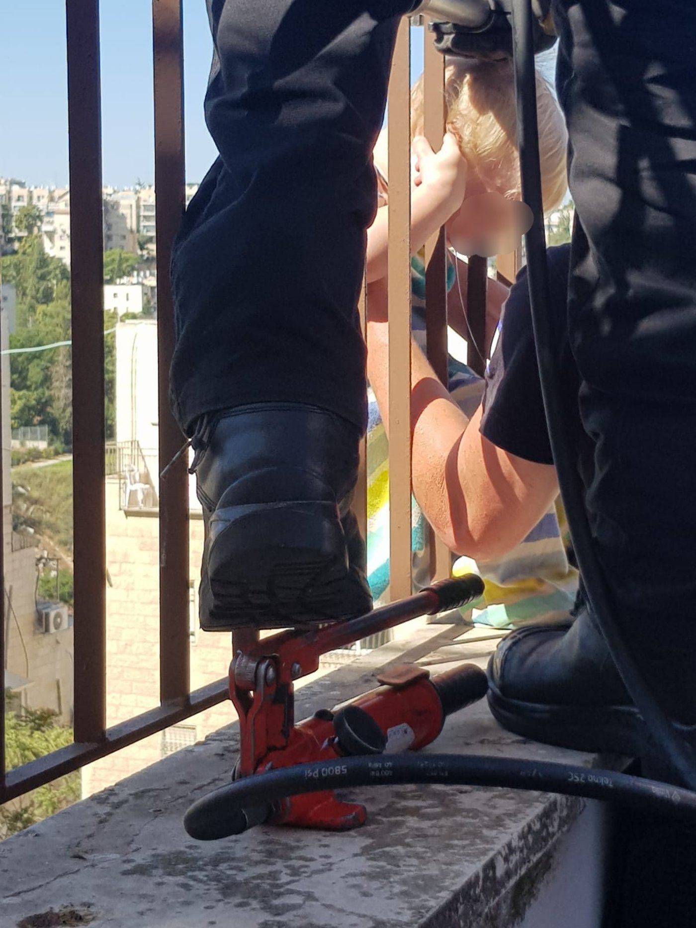 פעוט חולץ מחוץ לחלון בקומה 5; "כמעט צנח מטה"