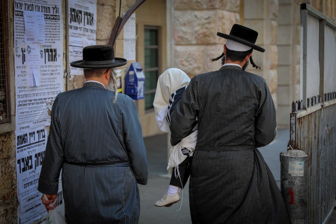 ילד ברך לחיידר, במאה שערים. אילוסטרציה