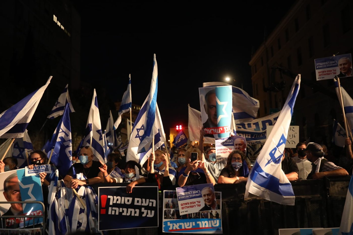 בקריאת שמע וברכת כהנים: תומכי נתניהו הפגינו מול מעון ראש הממשלה בבלפור