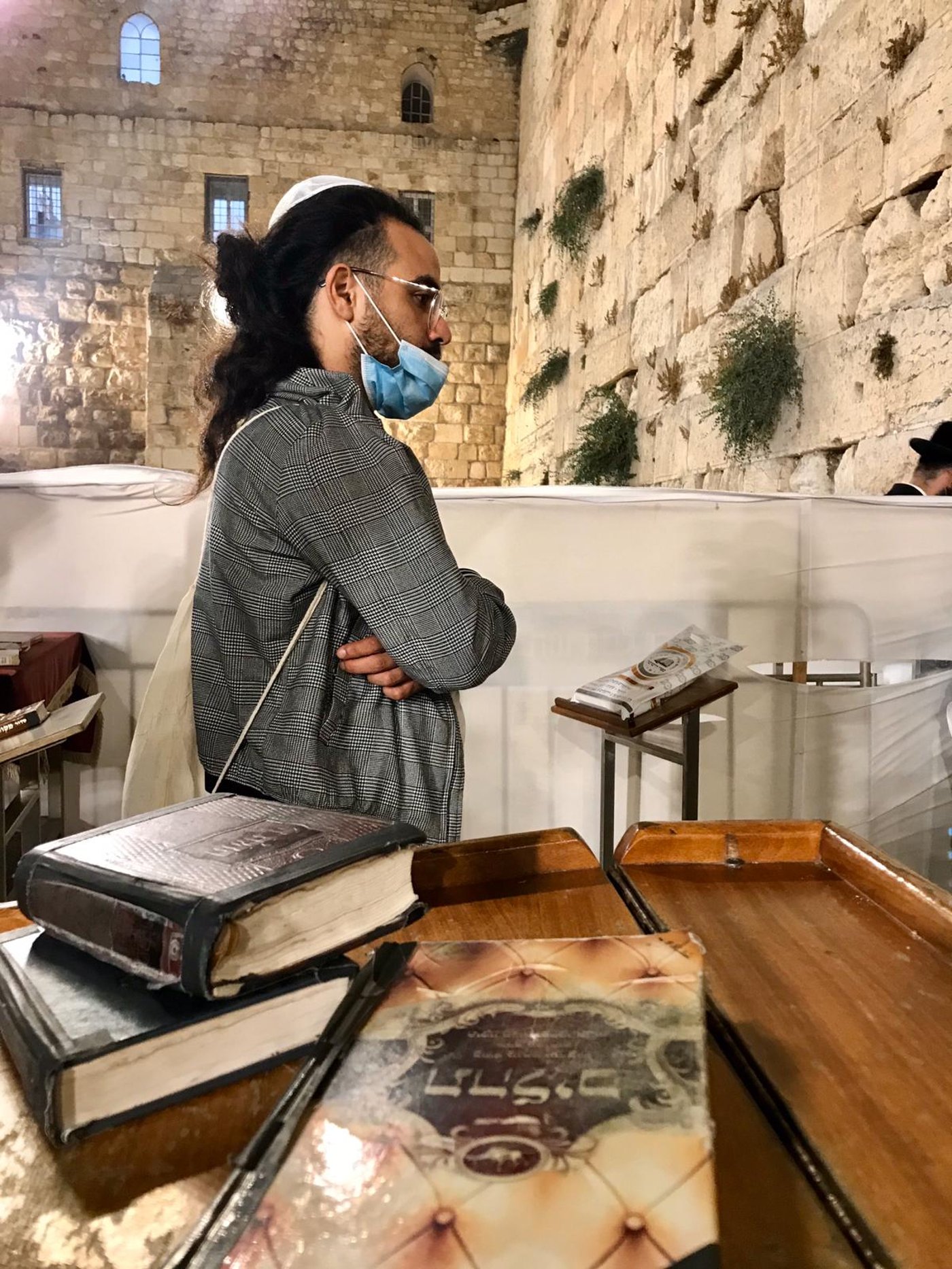 אלול: הזמר בניה ברבי התפלל בכותל המערבי