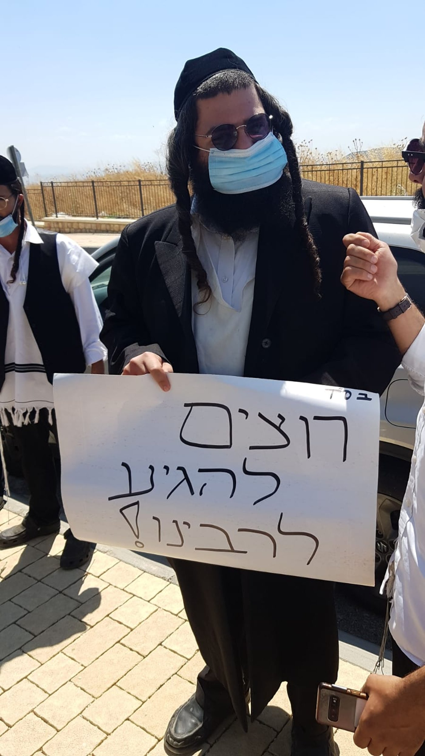 סערת אומן: חסידי ברסלב הפגינו בצפת נגד נתניהו • צפו