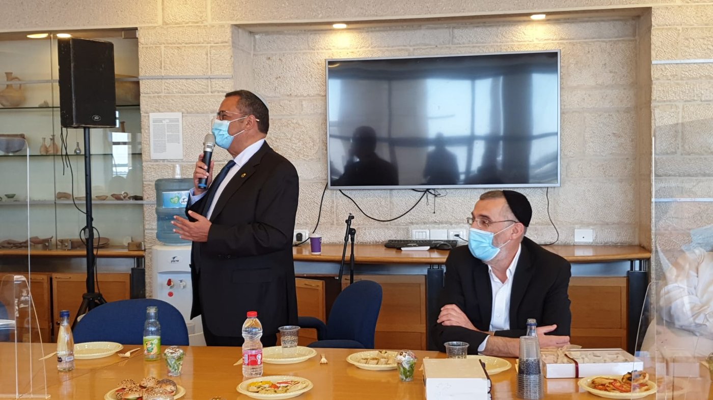 החברים בעירייה חגגו 60 לצביקה כהן. צפו