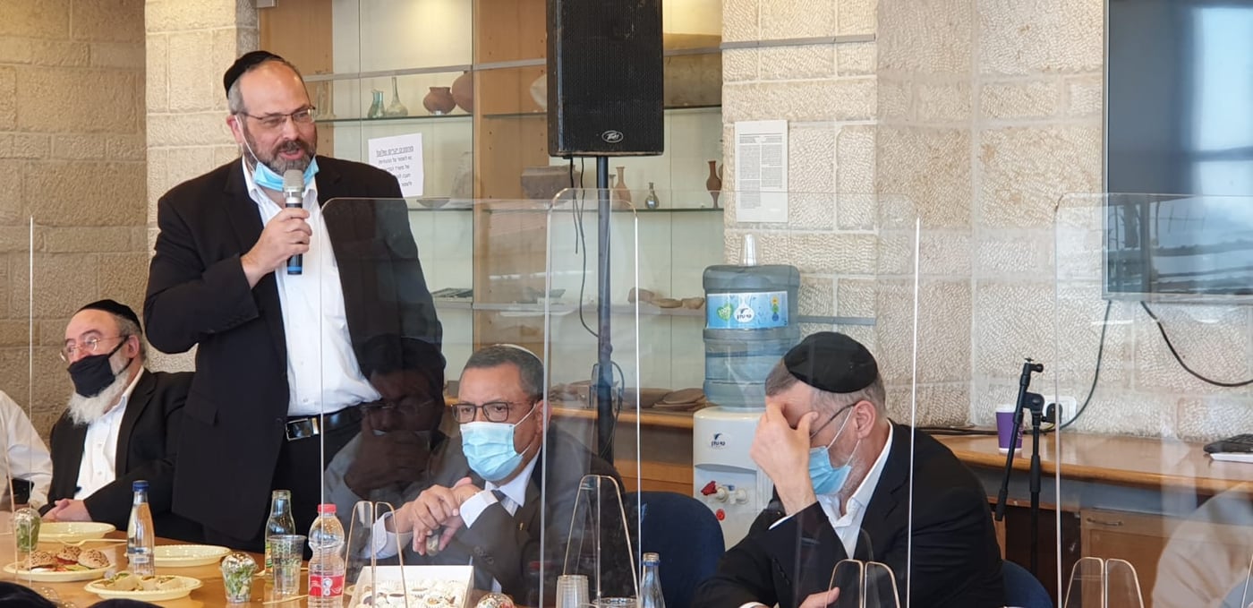 החברים בעירייה חגגו 60 לצביקה כהן. צפו