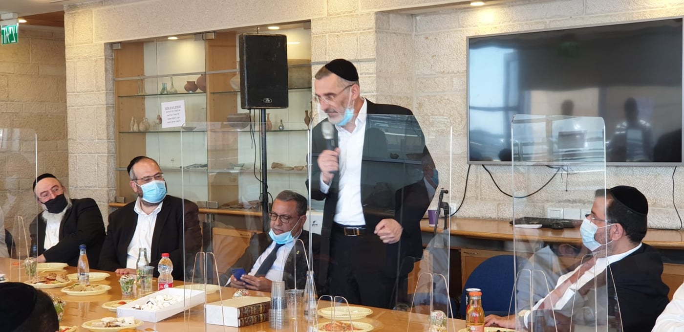 החברים בעירייה חגגו 60 לצביקה כהן. צפו