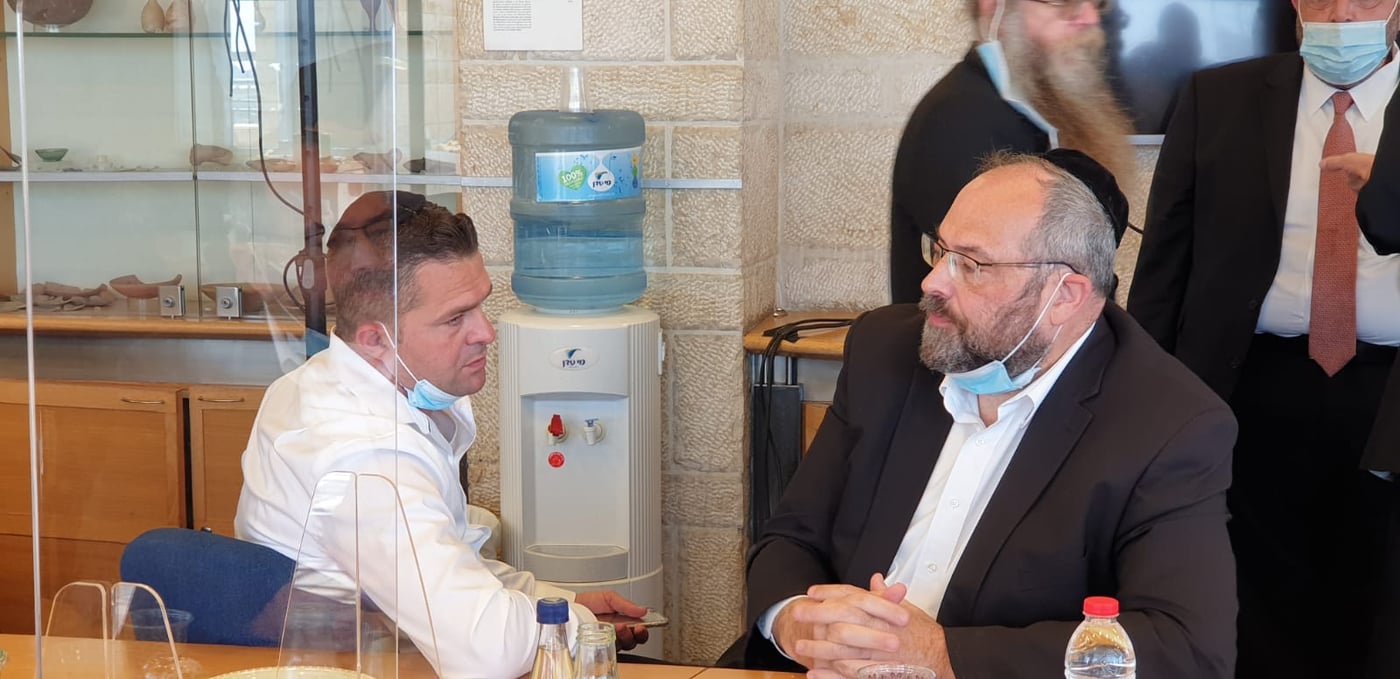 החברים בעירייה חגגו 60 לצביקה כהן. צפו