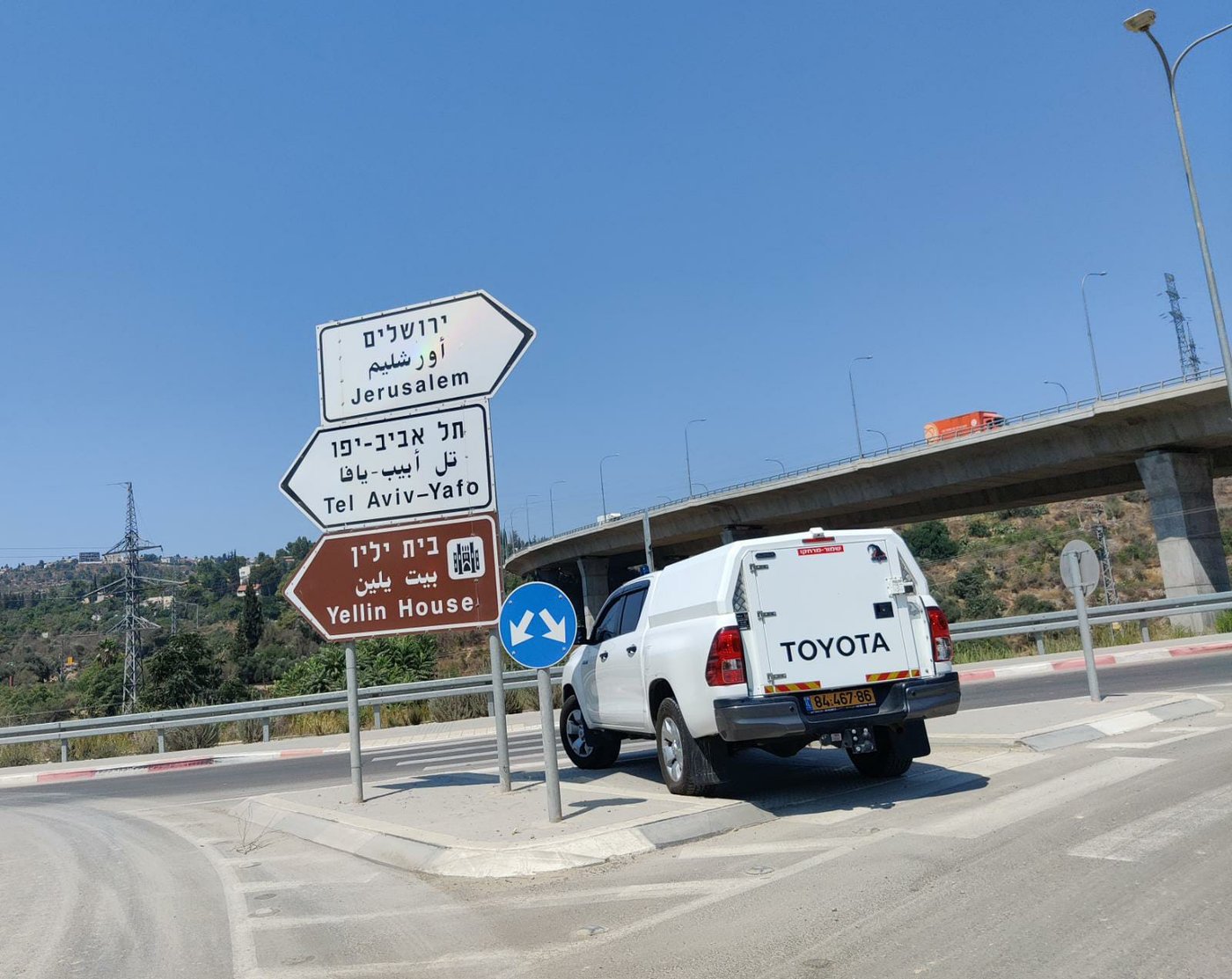 משטרה מונעת מחרדים להפגין; עוכבו בדרך