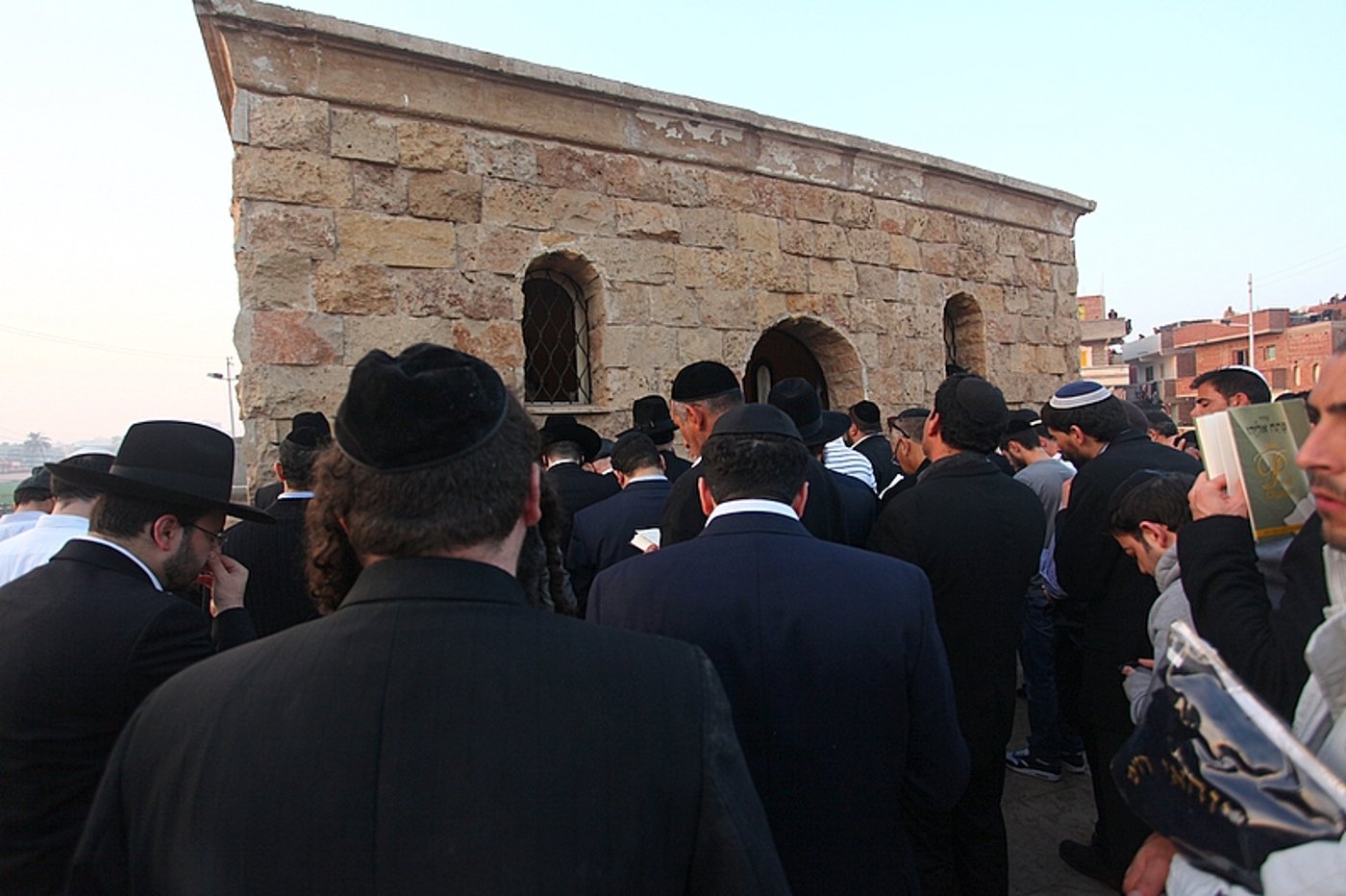 מתפללים בציון ה'אביר יעקב'. ארכיון