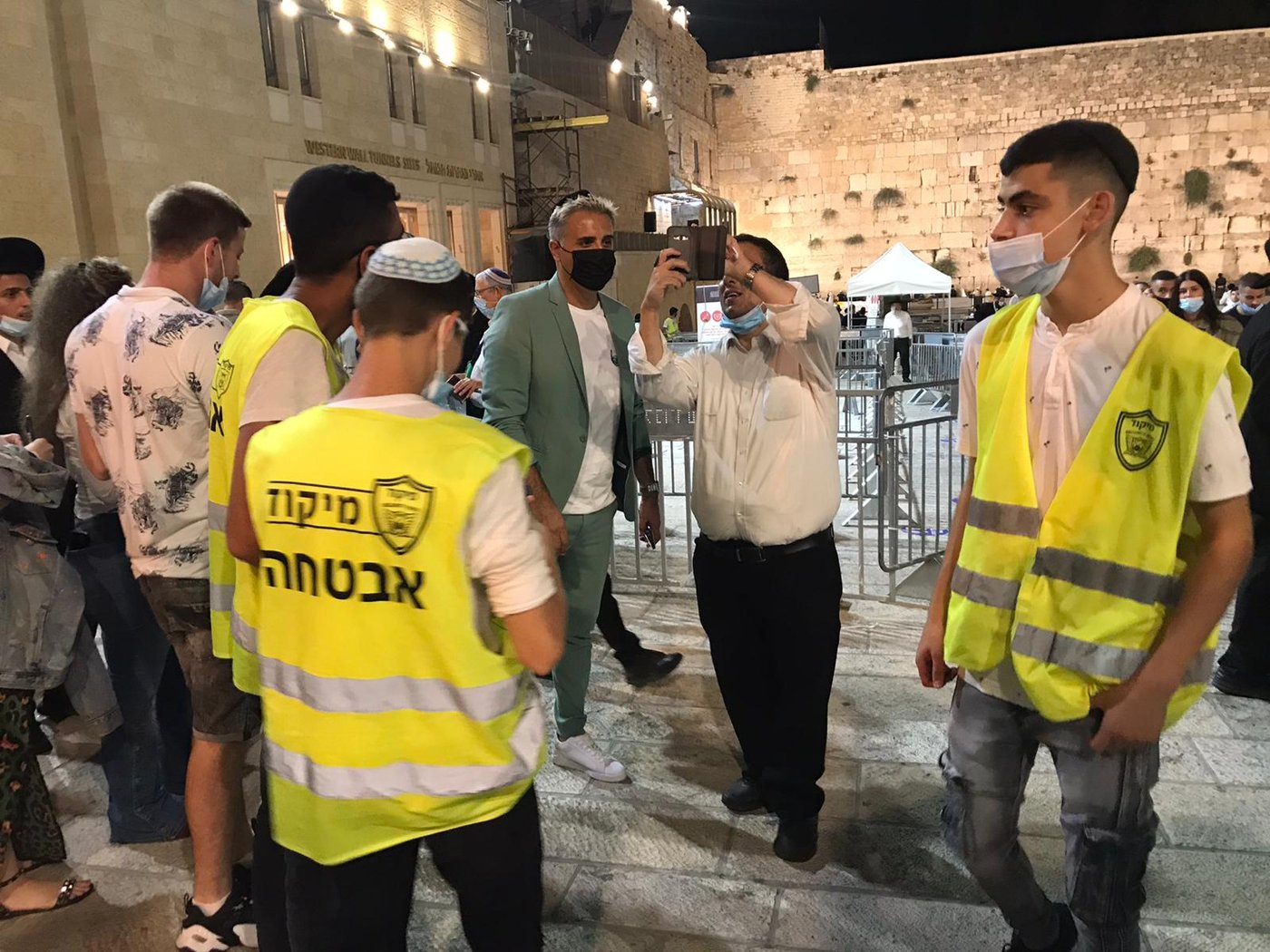 תיעוד: קובי פרץ ביקש סליחה בכותל המערבי
