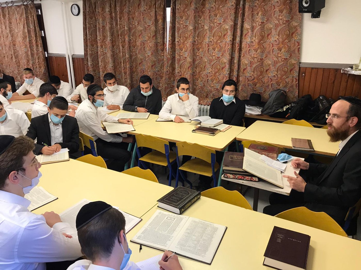 ראשי הישיבות חיזקו את בחורי ישיבות שנשארו בצרפת