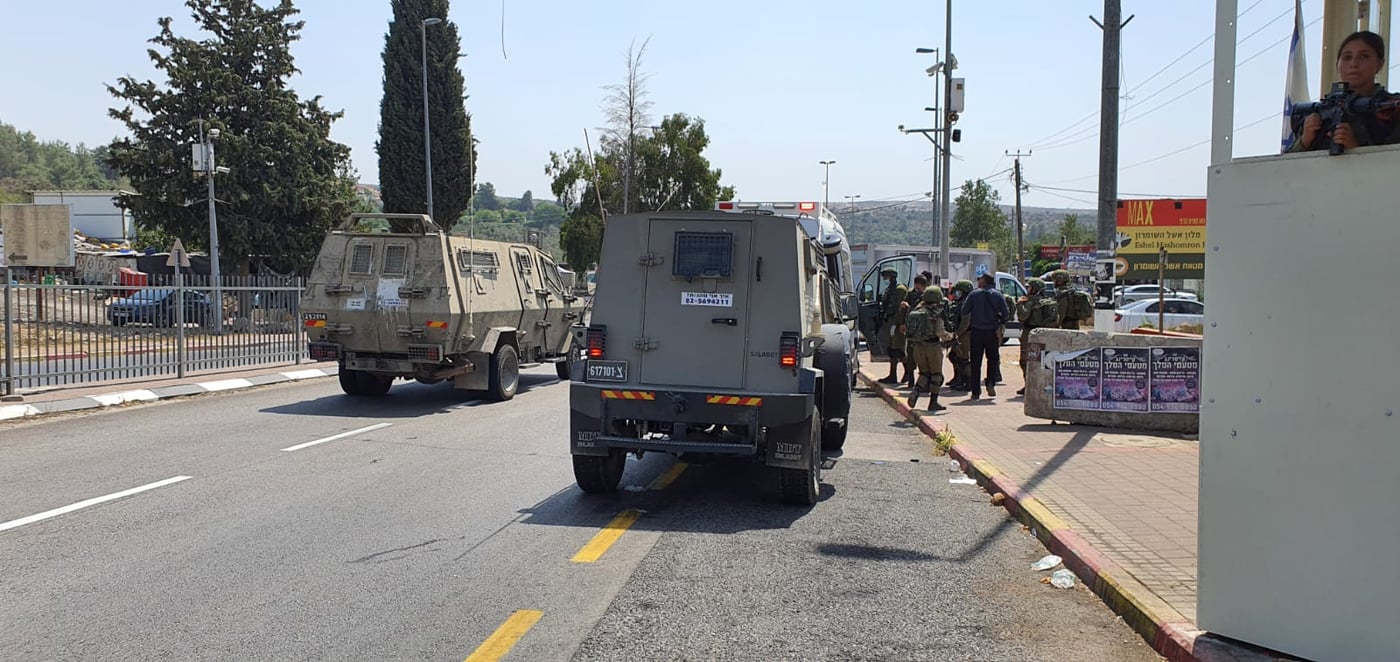 עם מסכה שחורה: ניסה לדקור חיילים, ונמלט