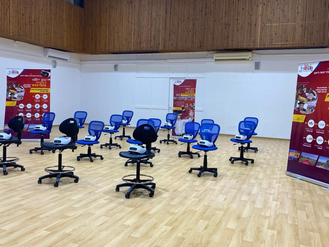 צפו: ליאון מסתכל על גדולי הדור במשקפי VR
