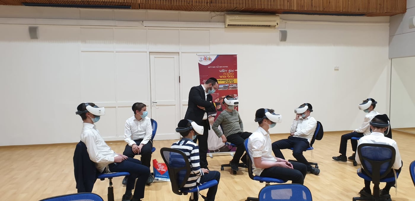 צפו: ליאון מסתכל על גדולי הדור במשקפי VR