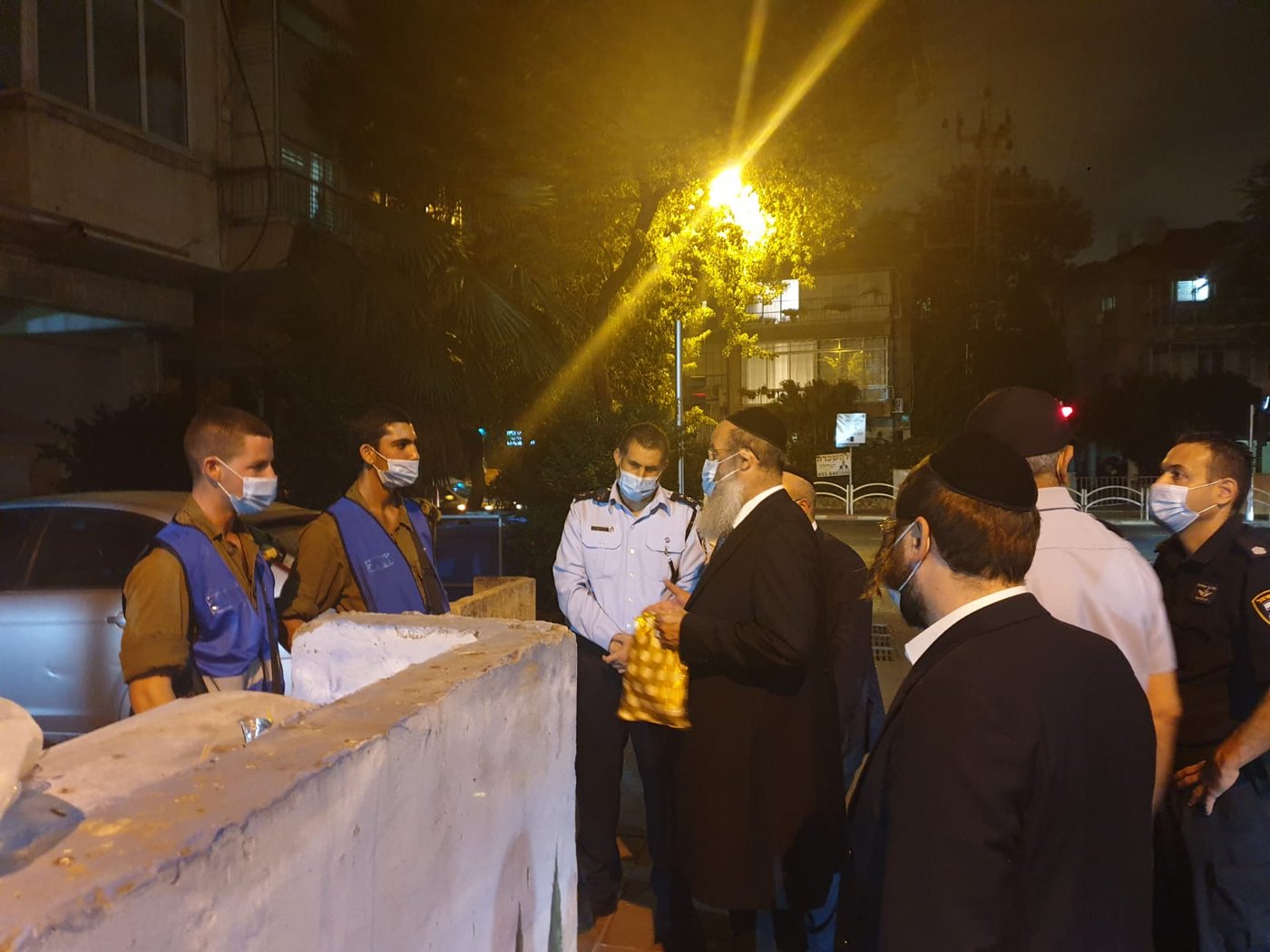 בני ברק: ראש העיר חילק קרטיבים לשוטרים