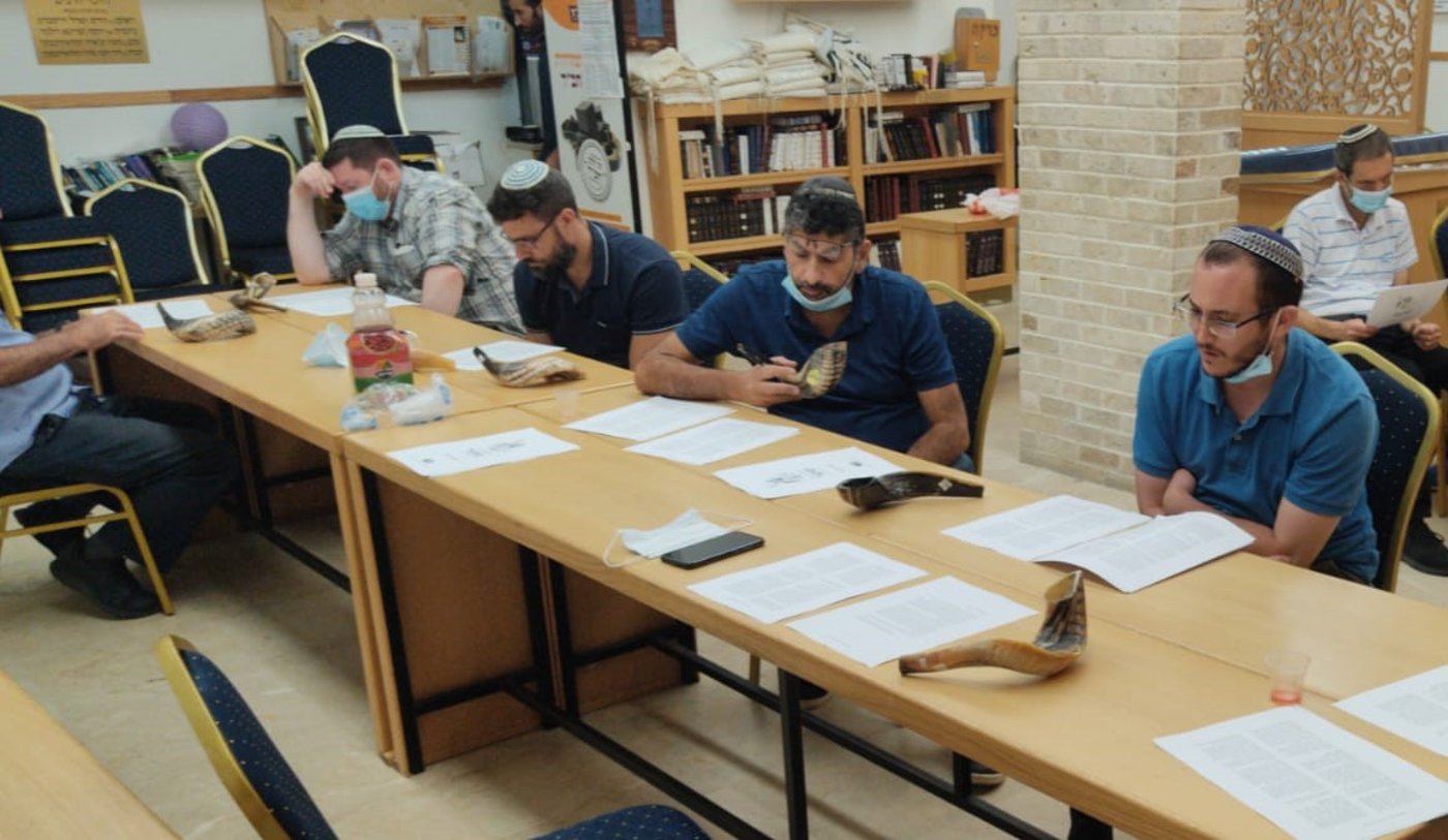 צפו: כך חב"ד מכשירה אלפים לתקוע בשופר