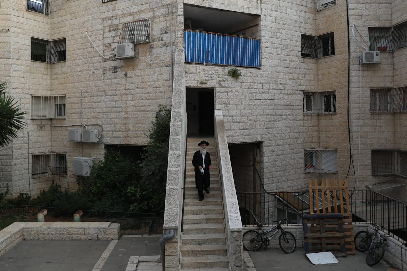 סיור מצולם בשכונה החרדית ה'אדומה'. צפו