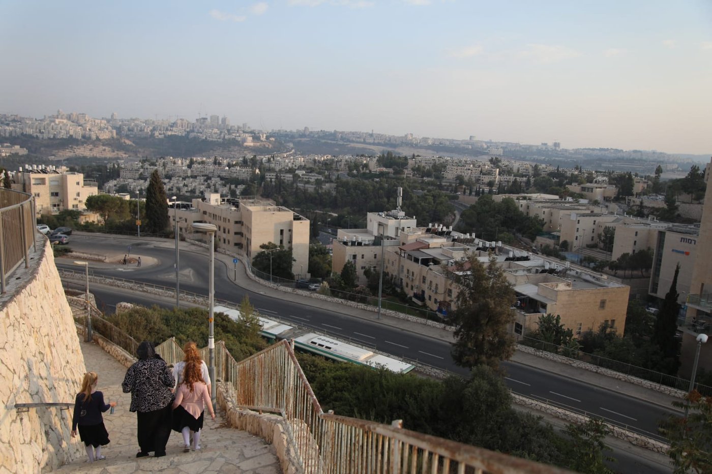 סיור מצולם בשכונה החרדית ה'אדומה'. צפו