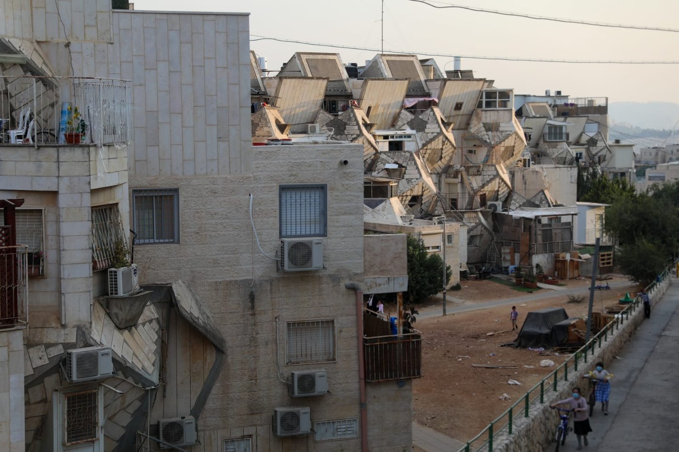 סיור מצולם בשכונה החרדית ה'אדומה'. צפו