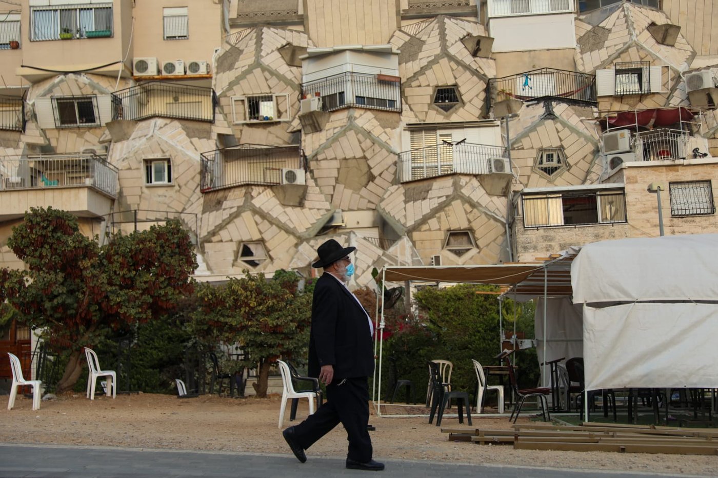 סיור מצולם בשכונה החרדית ה'אדומה'. צפו