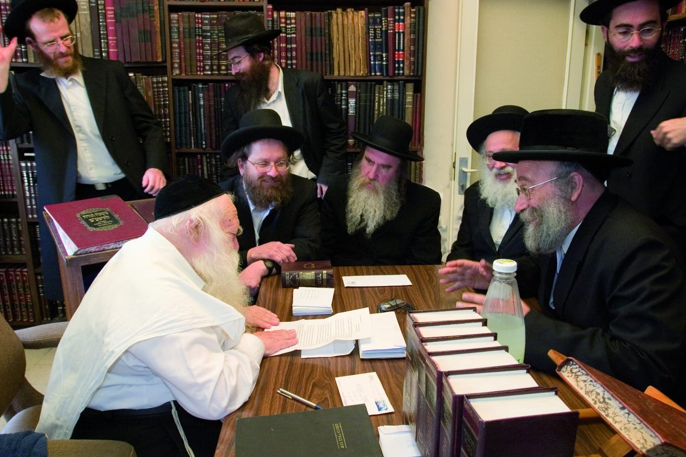 הגרש"א שטרן, הגר"י סילמן, הגר"מ גרוס והגר"א מן (מימין לשמאל) בהקמת קופת העיר אצל שה"ת