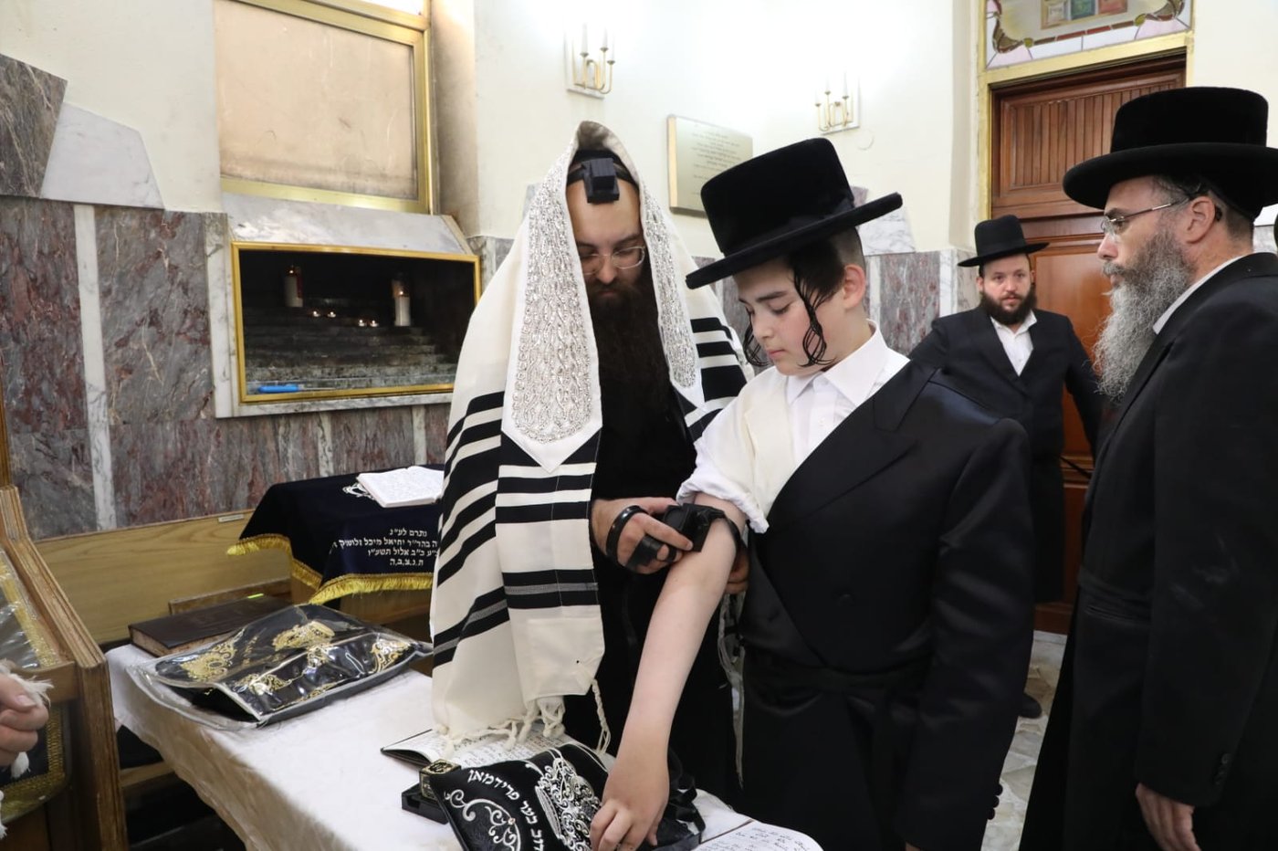 מעמד הנחת תפילין בסאדיגורה בירושלים